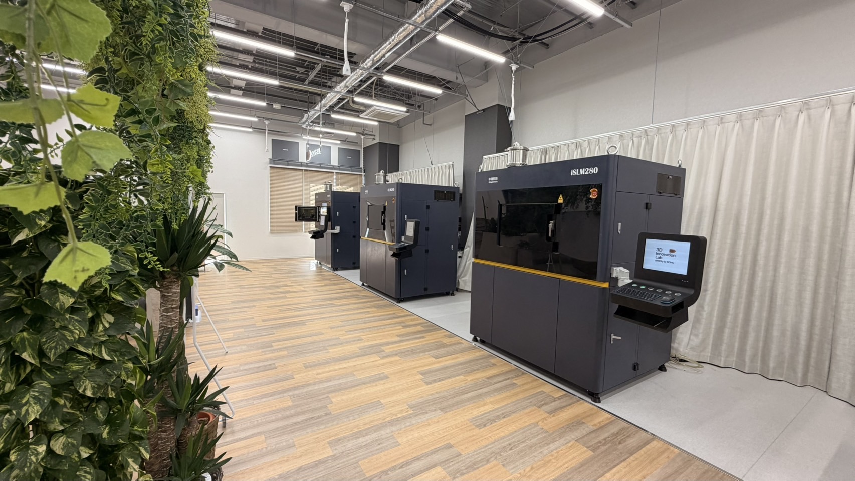 3D Innovation Lab のショールーム全景。金属3Dプリンタ実機と開放的な空間
